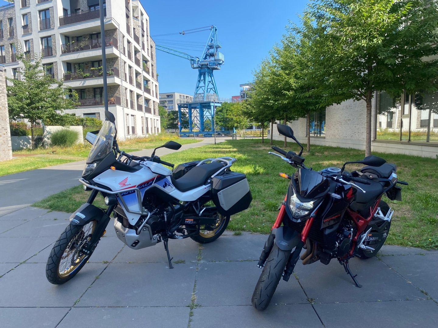 zwei Motorräder nebeneinander